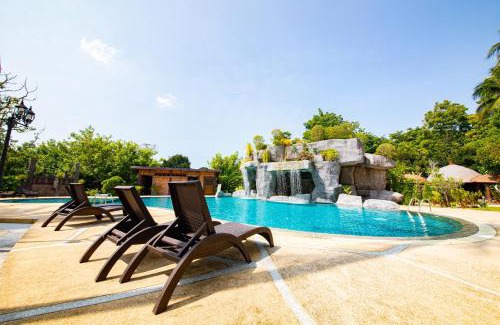 Ban Na Faek Hotel | Discover Rnana Grand: Oceanfront Relaxation Awaits You