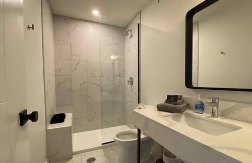 Clairmont Apartment | Modern RNDup Urban Lofts: Trendy Exec Single Room Awaits!