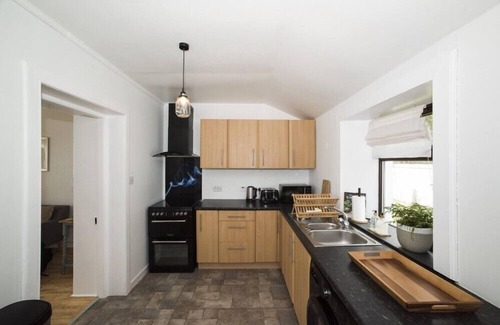 Knockaird Cottage | Cozy Road End Cottage with Open Fire in Port Of Ness