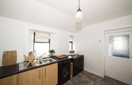 Knockaird Cottage | Cozy Road End Cottage with Open Fire in Port Of Ness