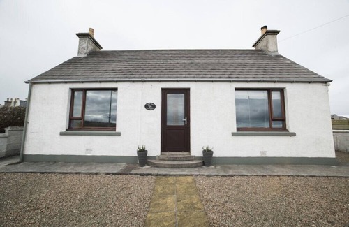 Knockaird Cottage | Cozy Road End Cottage with Open Fire in Port Of Ness