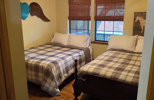 Leakey House | Family-Friendly Retreat at Road House with Pool & Kitchen