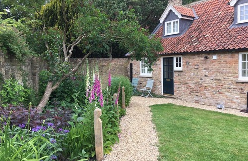 Great Limber House | Top-Rated Roadside Cottage: Pet-Friendly & Accessible Stay