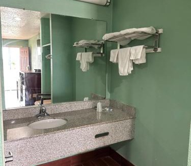 Floresville Hotel | Pet-Friendly Roadside Inn with Breakfast & Family Comfort