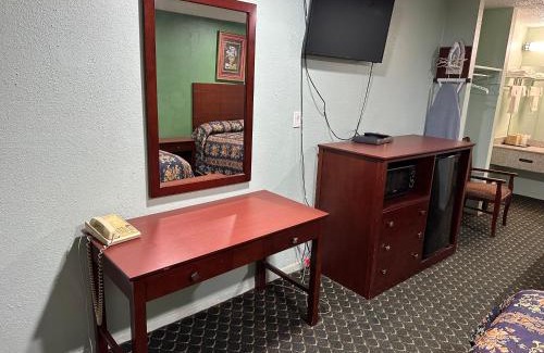 Floresville Hotel | Pet-Friendly Roadside Inn with Breakfast & Family Comfort