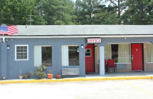 Troy Hotel | Pet-Friendly Comfort at Roadway Inn Troy - Rated 8/10