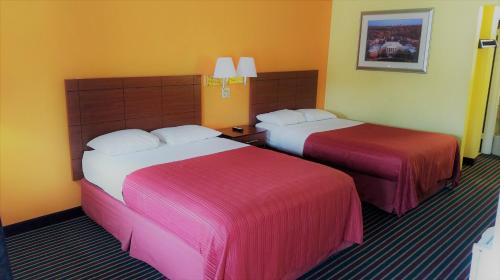 Troy Hotel | Pet-Friendly Comfort at Roadway Inn Troy - Rated 8/10