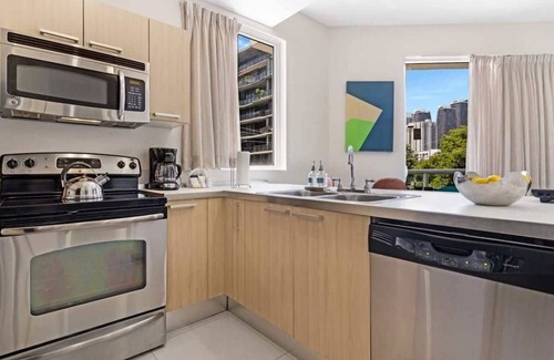 Brickell House | Premier Stay at Roami Brickell: Pool, Balcony & Ocean Views