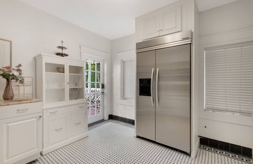 Edgewater Apartment | Exceptional Stay at Roami at Mimosa Manor with Pool & Breakfast