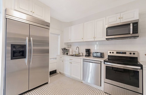 Edgewater Apartment | Exceptional Stay at Roami at Mimosa Manor with Pool & Breakfast