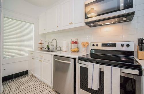 Edgewater Apartment | Exceptional Stay at Roami at Mimosa Manor with Pool & Breakfast