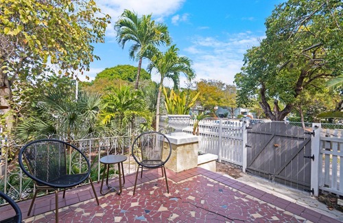 Edgewater Apartment | Exceptional Stay at Roami at Mimosa Manor with Pool & Breakfast