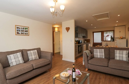 Hook Cottage | Pet-Friendly Roan Cottage with Garden in Royal Wootton Bassett