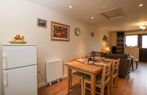 Hook Cottage | Pet-Friendly Roan Cottage with Garden in Royal Wootton Bassett