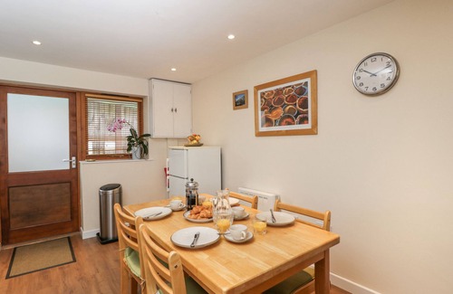 Hook Cottage | Pet-Friendly Roan Cottage with Garden in Royal Wootton Bassett