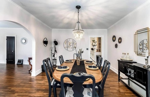 Wichita House | Elegant Roaring Riverside with Spa & Kitchen Amenities