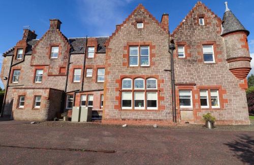 Balfron Apartment | Child-Friendly Apartment 2 - Cozy 4-Star Retreat
