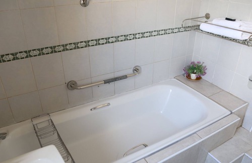 Mmabatho House | Discover Roba Monakedi Guest Lodge: Family-Friendly Retreat