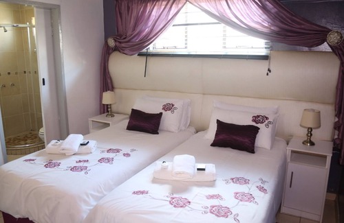 Mmabatho House | Discover Roba Monakedi Guest Lodge: Family-Friendly Retreat