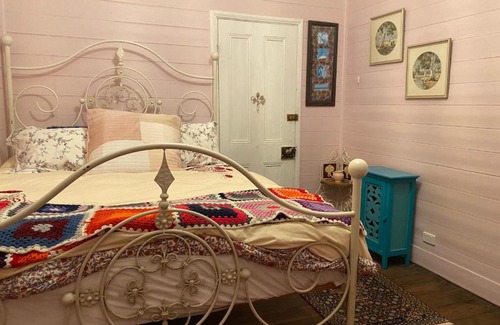 Wyndham House | Discover Robbie Burns Hotel: Pet Friendly & Family-Ready