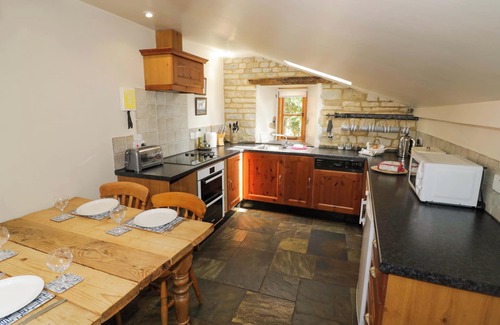 Quedgeley Cottage | Discover Robbie's Barn: Pet-Friendly Retreat with Breakfast