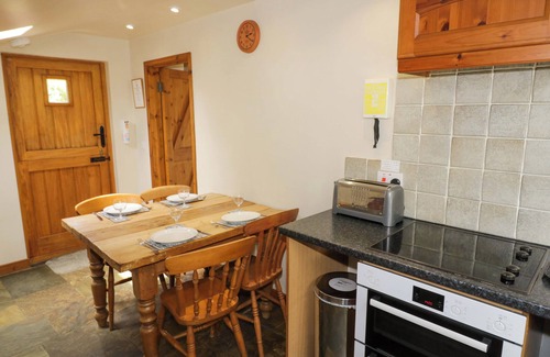 Quedgeley Cottage | Discover Robbie's Barn: Pet-Friendly Retreat with Breakfast