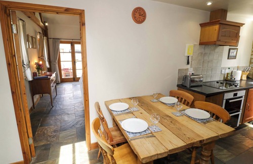 Quedgeley Cottage | Discover Robbie's Barn: Pet-Friendly Retreat with Breakfast