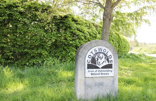 Quedgeley Cottage | Discover Robbie's Barn: Pet-Friendly Retreat with Breakfast