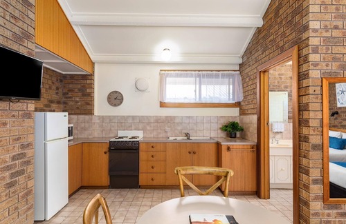Waterhouse House | Discover Robe Central Motel with Ocean Views & Hot Tub
