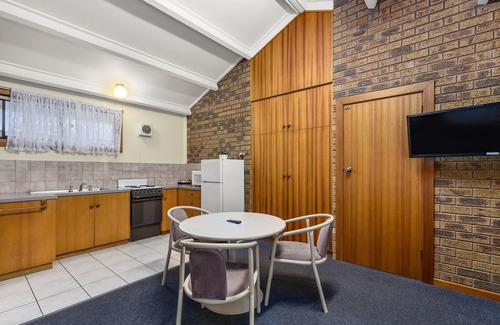 Waterhouse House | Discover Robe Central Motel with Ocean Views & Hot Tub