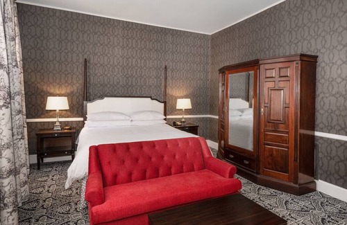 Historic District Hotel | Historic Robert Johnson Townhouse with Cozy Fireplace