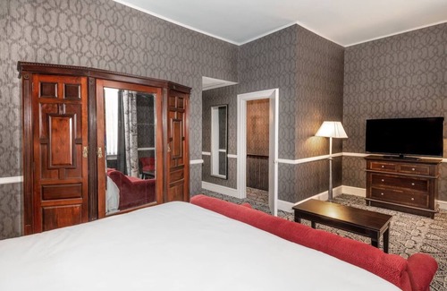 Historic District Hotel | Historic Robert Johnson Townhouse with Cozy Fireplace