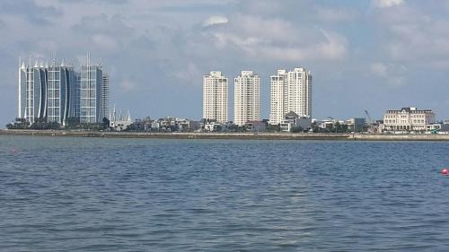 Pluit Apartment | Elegant Robert's Condominium: 5-Star with Pool & Restaurant