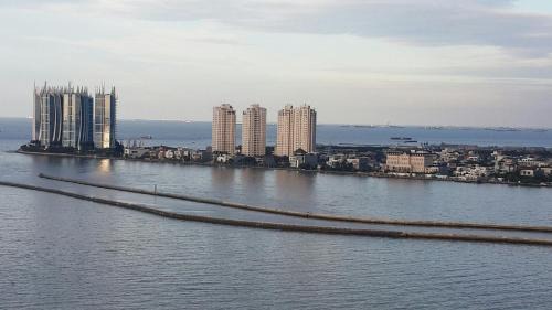Pluit Apartment | Elegant Robert's Condominium: 5-Star with Pool & Restaurant