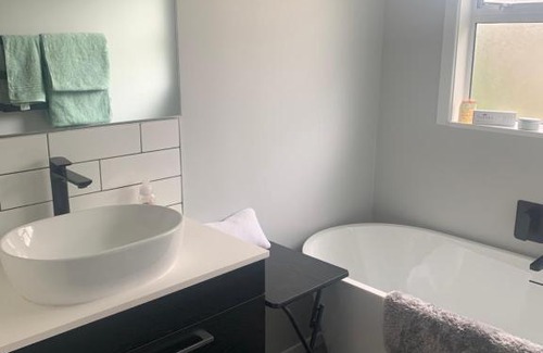 Newlands House | Top-Rated Robert ST Newlands with Kitchen Amenities