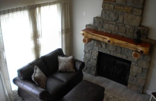Melbourne Ski Chalet | Roberts Belle Vue Chalet with Spa and Hot Tub Amenities