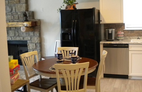 Melbourne Ski Chalet | Roberts Belle Vue Chalet with Spa and Hot Tub Amenities