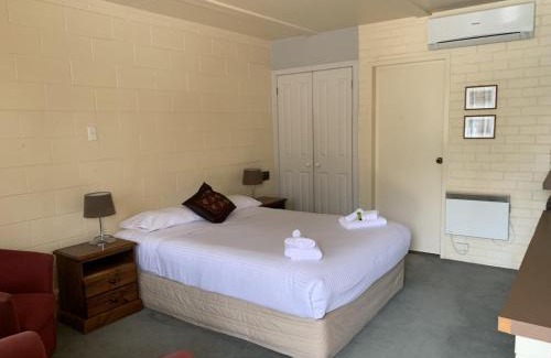 Robertson Hotel | Cozy Robertson Country Motel: Family-Friendly & Accessible