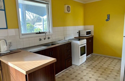 Waterhouse House | Robey Robe: Family-Friendly Stay with Convenient Wi-Fi