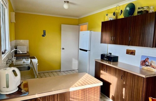 Waterhouse House | Robey Robe: Family-Friendly Stay with Convenient Wi-Fi