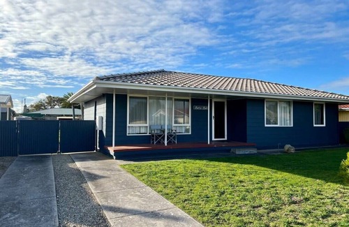 Waterhouse House | Robey Robe: Family-Friendly Stay with Convenient Wi-Fi