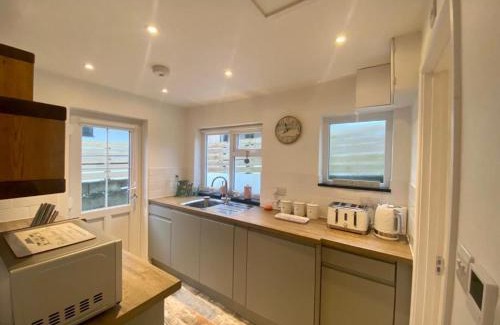 Perranporth House | Cozy Robin Cottage Steps from Perranporth Beach with Wifi