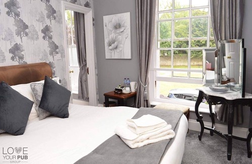 Rowlands Castle Hotel | Cozy Stay at Robin Hood Inn with Restaurant & Breakfast