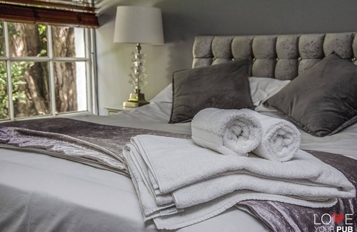 Rowlands Castle Hotel | Cozy Stay at Robin Hood Inn with Restaurant & Breakfast