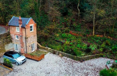 Whatstandwell House | Experience Robin Hood Tower: Pet-Friendly & 4-Star Stay