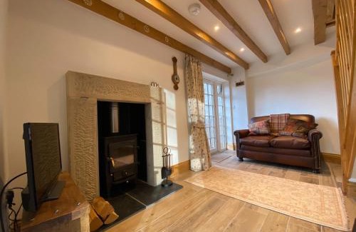Whatstandwell House | Experience Robin Hood Tower: Pet-Friendly & 4-Star Stay