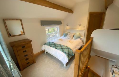 Whatstandwell House | Experience Robin Hood Tower: Pet-Friendly & 4-Star Stay