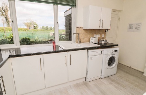 Belford Cottage | Robin House: Family-Friendly Retreat with Breakfast & Kitchen