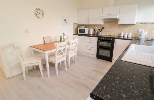 Belford Cottage | Robin House: Family-Friendly Retreat with Breakfast & Kitchen