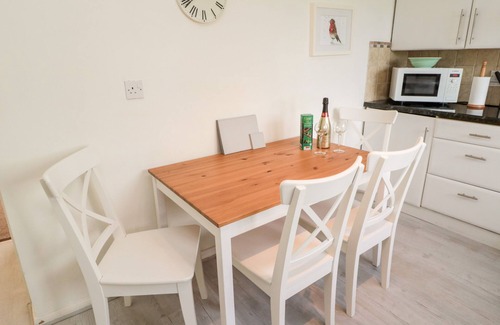 Belford Cottage | Robin House: Family-Friendly Retreat with Breakfast & Kitchen